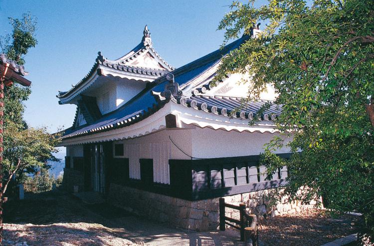 <b>岐阜城資料館</b><br />岐阜城のすぐ東にあります。昔の武器庫・食糧庫を隅櫓城郭造りに昭和50年に復元したもので、内部には岐阜城関係の資料等を展示しています。(岐阜城との共通入場券)