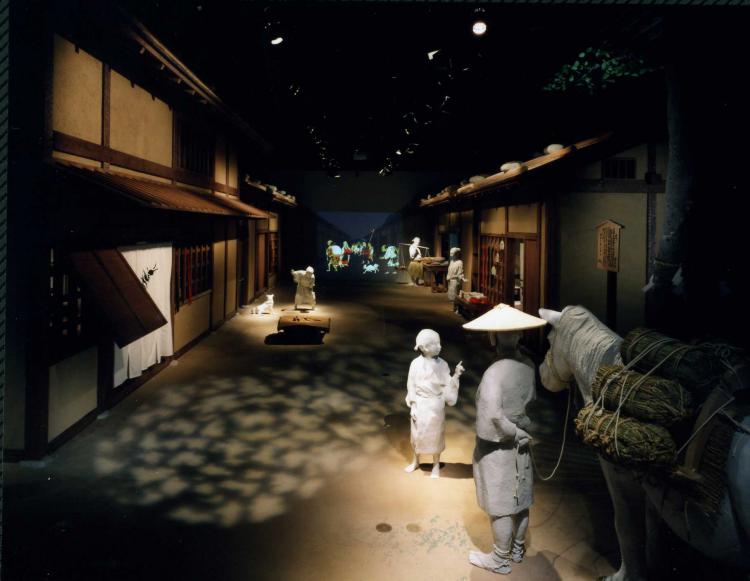 <b>楽市立体絵巻</b><br />楽市の町屋では戦国時代の衣装の着付けや双六などの遊びも体験できます。