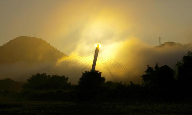 鵜飼大橋の支柱に上る日の出/安藤 敏治