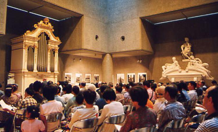 <b>多目的ホール</b><br />パイプオルガンが置かれ定期演奏会等各種コンサートが行われています。