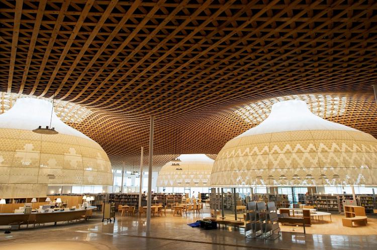 岐阜県産ヒノキを使った天井(岐阜市立中央図書館)