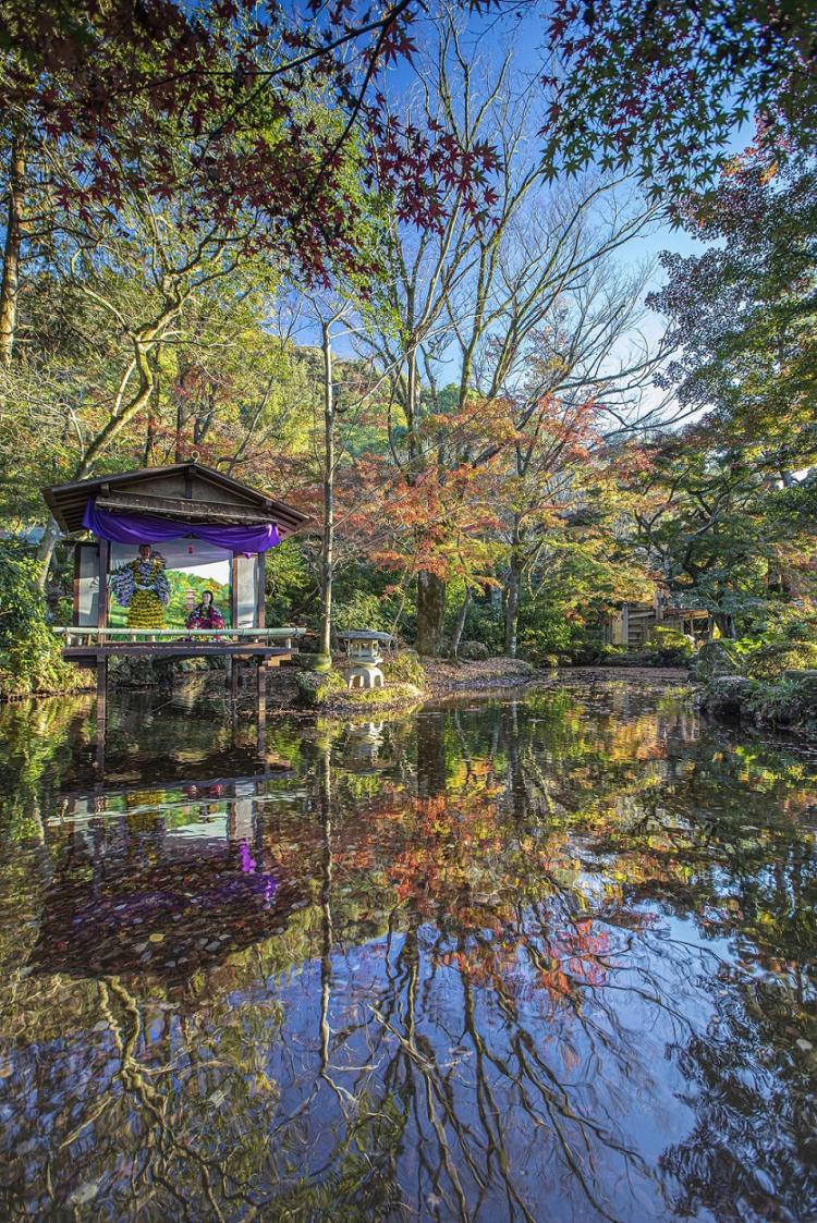 秋彩の水鏡(信長の池)【あきいろのみずかがみ】/杉山 浩