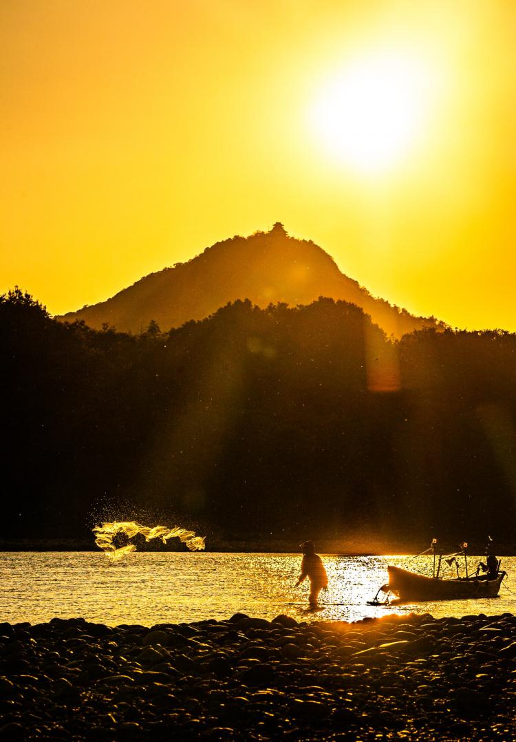 夕日と瀬張り網漁/伊藤 直美