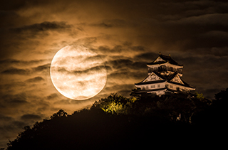 The rising moon behind Gifu Castle